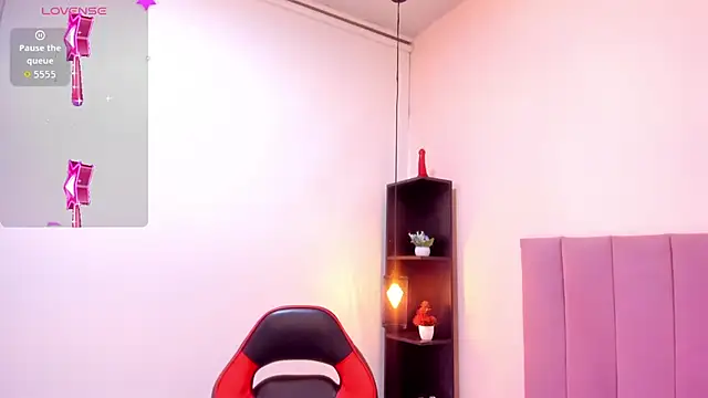 HoollyHendrix online show from 21, 11, 2025