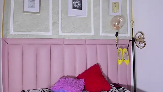 HoollyHendrix online show from 7, 1, 2026