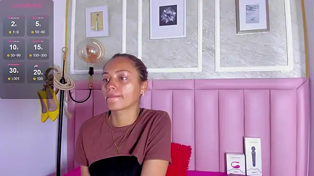 HoollyHendrix online show from 10, 2, 2026