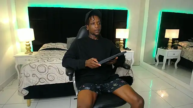 Snapshot of SkylerBigxxx chatting on 13, 6, 2026 SkylerBigxxx online show from 13, 6, 2026
