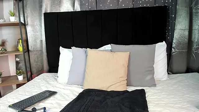 Lenapaul  online show from 14, 11, 2025