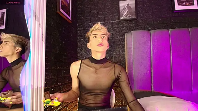 Snapshot of Erick_Velveth chatting on 2, 11, 2025 Erick Velveth online show from 2, 11, 2025