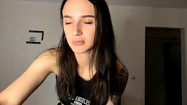 TifanyRawi online show from 10, 10, 2025