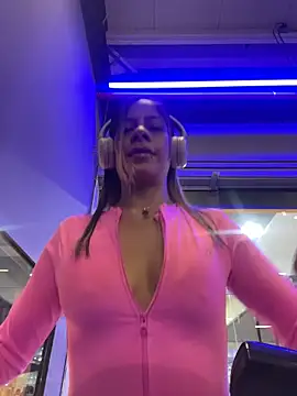 Snapshot of KatThomas chatting on 13, 11, 2025 KatThomas online show from 13, 11, 2025