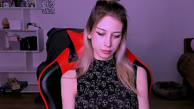 Snapshot of Lori_lolii chatting on 11, 10, 2025 Lori lolii online show from 11, 10, 2025