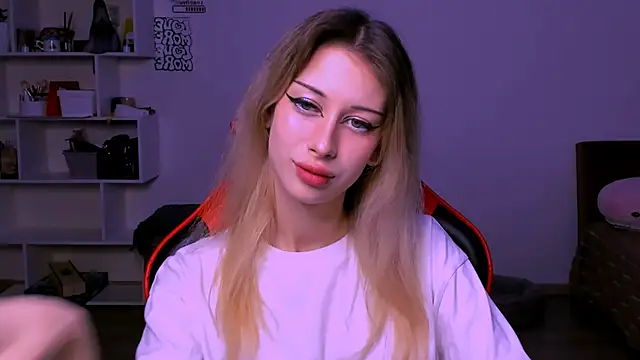 Snapshot of Lori_lolii chatting on 13, 11, 2025 Lori lolii online show from 13, 11, 2025