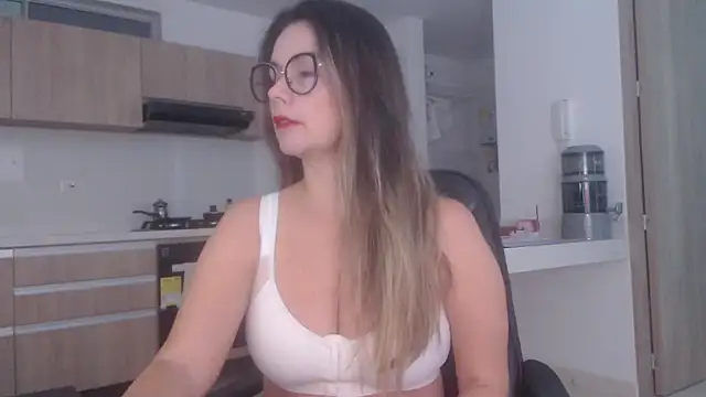 Snapshot of LovePaula chatting on 22, 7, 2026 LovePaula online show from 22, 7, 2026