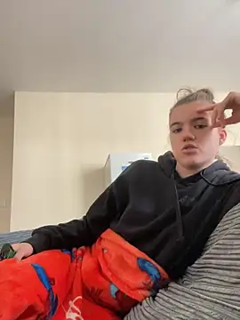 Snapshot of Lucy-XXX- chatting on 4, 10, 2025 Lucy-XXX- online show from 4, 10, 2025