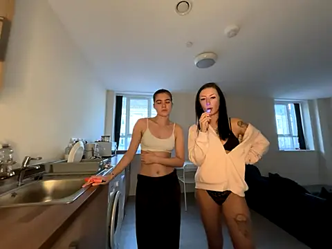 Snapshot of Lucy-XXX- chatting on 18, 11, 2025 Lucy-XXX- online show from 18, 11, 2025