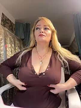 Snapshot of Sweet-blonde chatting on 3, 12, 2025 Sweet-blonde online show from 3, 12, 2025