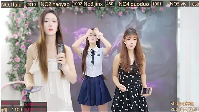 Snapshot of DogdogSM chatting on 4, 11, 2025 DogdogSM online show from 4, 11, 2025