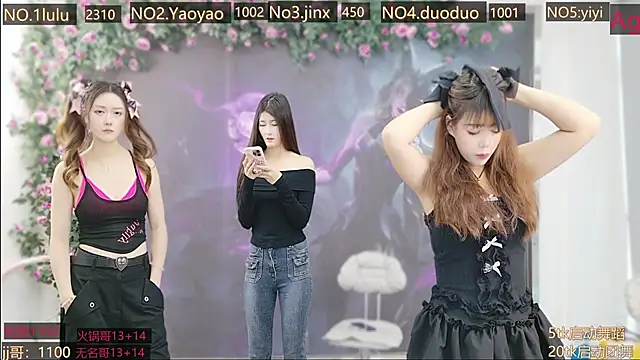 Snapshot of DogdogSM chatting on 5, 11, 2025 DogdogSM online show from 5, 11, 2025