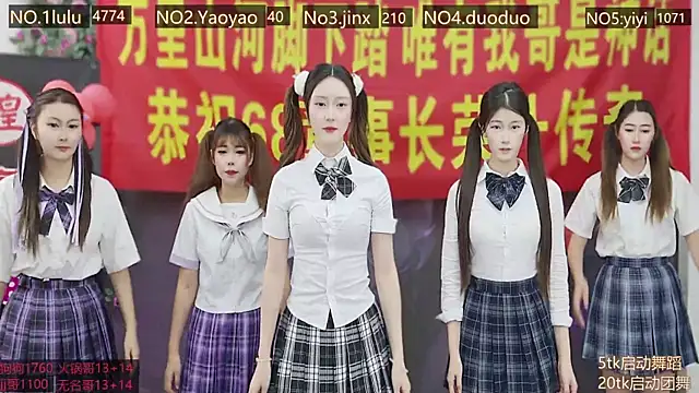 Snapshot of DogdogSM chatting on 15, 11, 2025 DogdogSM online show from 15, 11, 2025