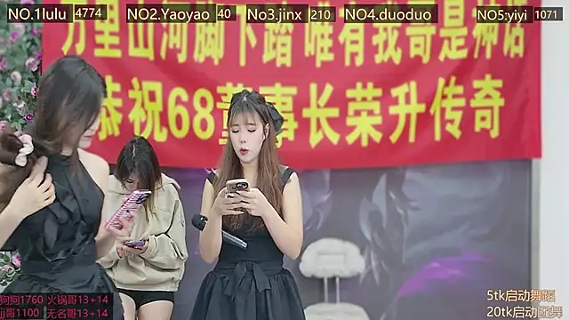 Snapshot of DogdogSM chatting on 17, 11, 2025 DogdogSM online show from 17, 11, 2025