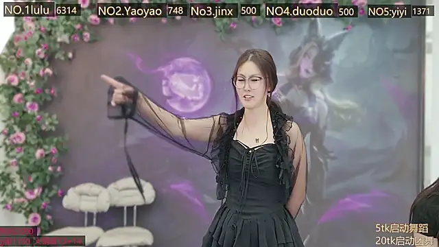 Snapshot of DogdogSM chatting on 23, 11, 2025 DogdogSM online show from 23, 11, 2025