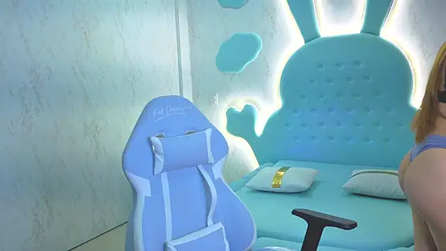 Mia Cuttee online show from 4, 11, 2025