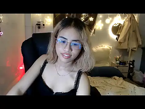 Snapshot of EllieYoon chatting on 16, 10, 2025 EllieYoon online show from 16, 10, 2025