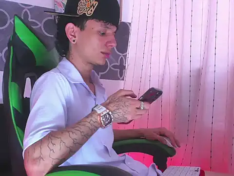 Snapshot of Skinny_batman chatting on 4, 12, 2025 Skinny batman online show from 4, 12, 2025