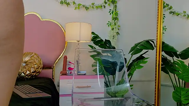 Snapshot of NaiaWhisper chatting on 22, 10, 2025 NaiaWhisper online show from 22, 10, 2025