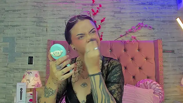 Snapshot of NaiaWhisper chatting on 16, 11, 2025 NaiaWhisper online show from 16, 11, 2025