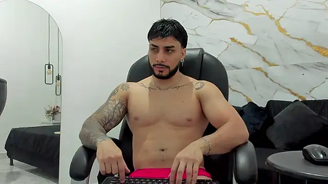 Snapshot of Miike_Stone1 chatting on 24, 11, 2025 Miike Stone1 online show from 24, 11, 2025