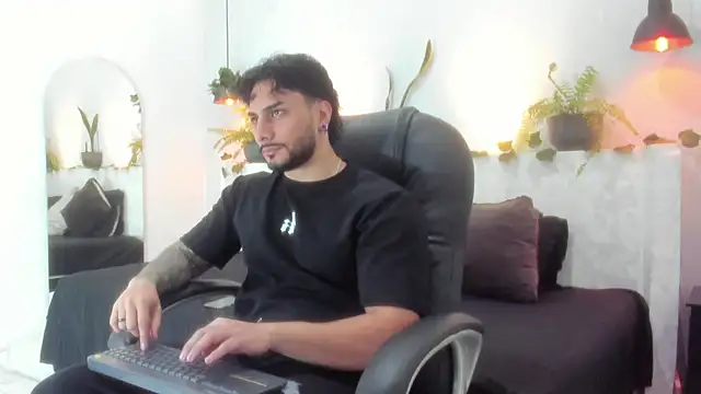 Snapshot of Miike_Stone1 chatting on 6, 1, 2026 Miike Stone1 online show from 6, 1, 2026