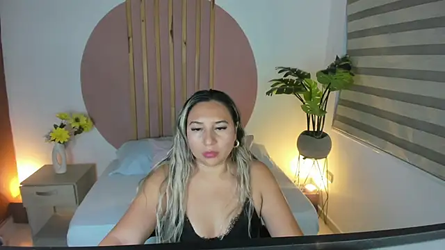 kiara mirren online show from 10, 10, 2025