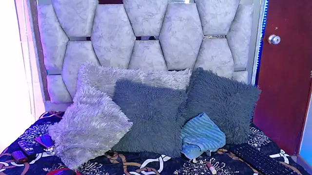 AnalyMilles online show from 4, 12, 2025