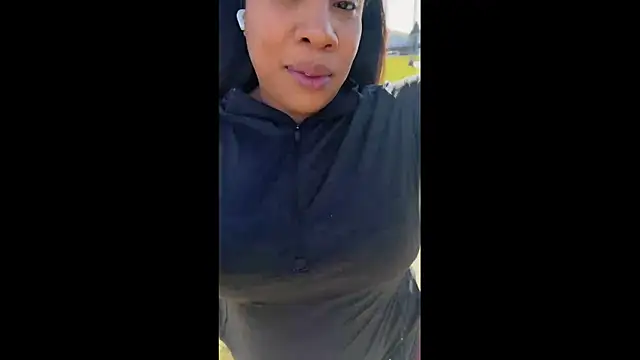 Snapshot of NeliaHexxen chatting on 12, 11, 2025 NeliaHexxen online show from 12, 11, 2025