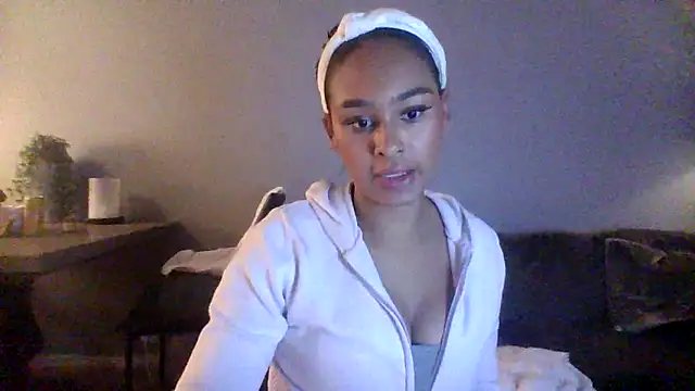 Snapshot of ElviraRose chatting on 9, 10, 2025 ElviraRose online show from 9, 10, 2025