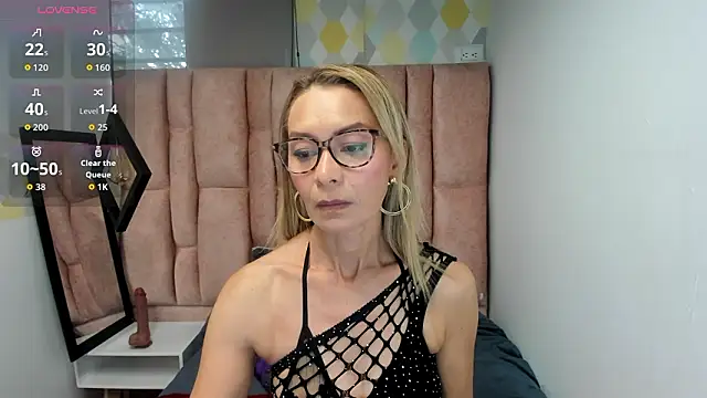 Snapshot of Issa_Milf__ chatting on 5, 3, 2026 Issa Milf online show from 5, 3, 2026