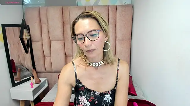 Snapshot of Issa_Milf__ chatting on 15, 4, 2026 Issa Milf online show from 15, 4, 2026