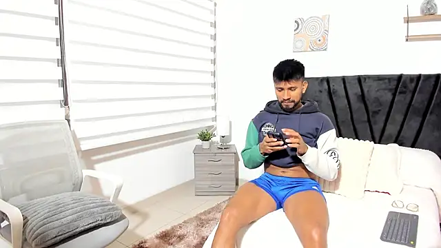 Snapshot of Taylormaccurdy_ chatting on 7, 10, 2025 Taylormaccurdy online show from 7, 10, 2025