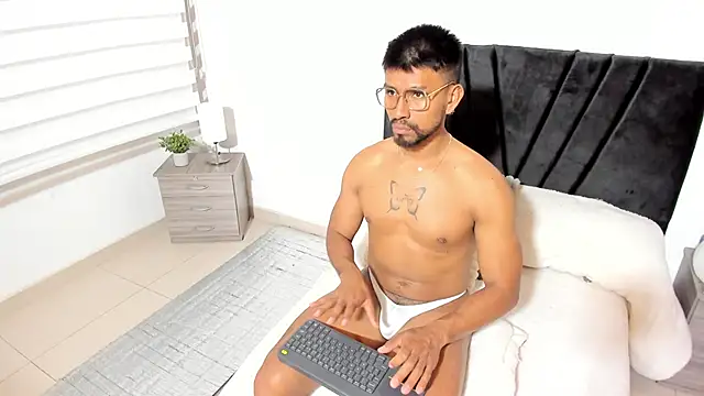 Snapshot of Taylormaccurdy_ chatting on 22, 10, 2025 Taylormaccurdy online show from 22, 10, 2025