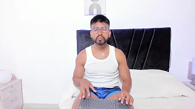 Snapshot of Taylormaccurdy_ chatting on 4, 11, 2025 Taylormaccurdy online show from 4, 11, 2025