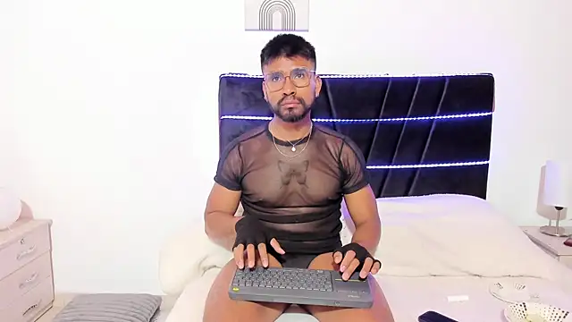 Snapshot of Taylormaccurdy_ chatting on 5, 11, 2025 Taylormaccurdy online show from 5, 11, 2025