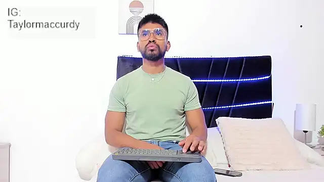 Snapshot of Taylormaccurdy_ chatting on 20, 11, 2025 Taylormaccurdy online show from 20, 11, 2025