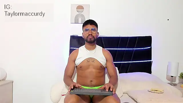 Snapshot of Taylormaccurdy_ chatting on 21, 11, 2025 Taylormaccurdy online show from 21, 11, 2025