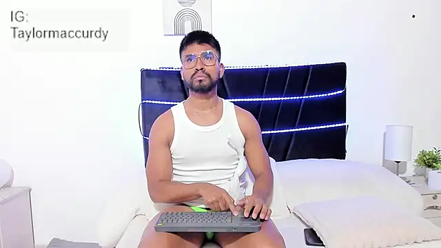 Snapshot of Taylormaccurdy_ chatting on 25, 11, 2025 Taylormaccurdy online show from 25, 11, 2025