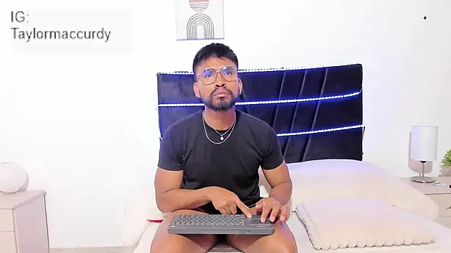 Snapshot of Taylormaccurdy_ chatting on 26, 11, 2025 Taylormaccurdy online show from 26, 11, 2025