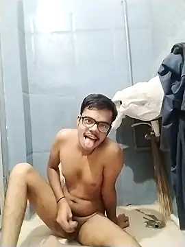 Snapshot of sexybobby13 chatting on 17, 10, 2025 sexybobby13 online show from 17, 10, 2025