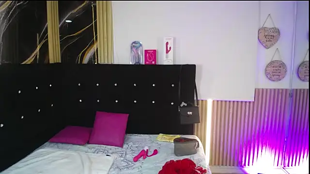 Snapshot of chloe__Jones_ chatting on 6, 4, 2026 chloe Jones online show from 6, 4, 2026