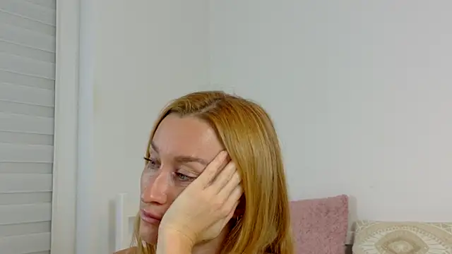 Snapshot of MysticRoxanne chatting on 6, 10, 2025 MysticRoxanne online show from 6, 10, 2025