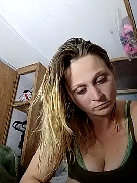 Queen2454 online show from 15, 4, 2026