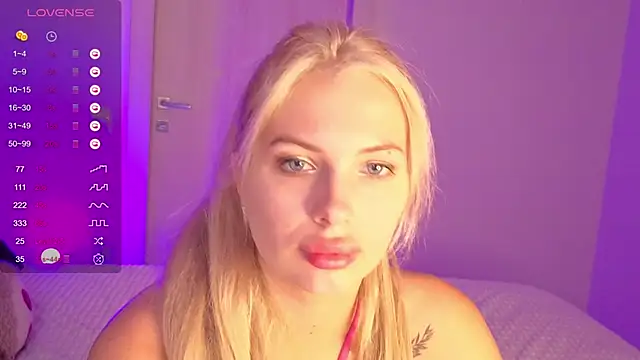 Snapshot of SweetCherryBlonde chatting on 5, 10, 2025 SweetCherryBlonde online show from 5, 10, 2025