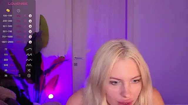 Snapshot of SweetCherryBlonde chatting on 10, 10, 2025 SweetCherryBlonde online show from 10, 10, 2025