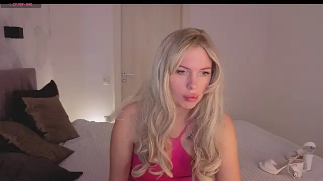 Snapshot of SweetCherryBlonde chatting on 31, 10, 2025 SweetCherryBlonde online show from 31, 10, 2025