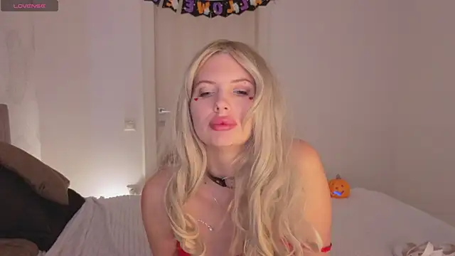 Snapshot of SweetCherryBlonde chatting on 3, 11, 2025 SweetCherryBlonde online show from 3, 11, 2025