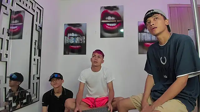 Snapshot of VERY_HOT_GUYS chatting on 5, 12, 2025 VERY HOT GUYS online show from 5, 12, 2025