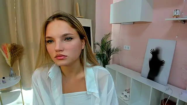 Snapshot of JulieLupo chatting on 8, 10, 2025 JulieLupo online show from 8, 10, 2025